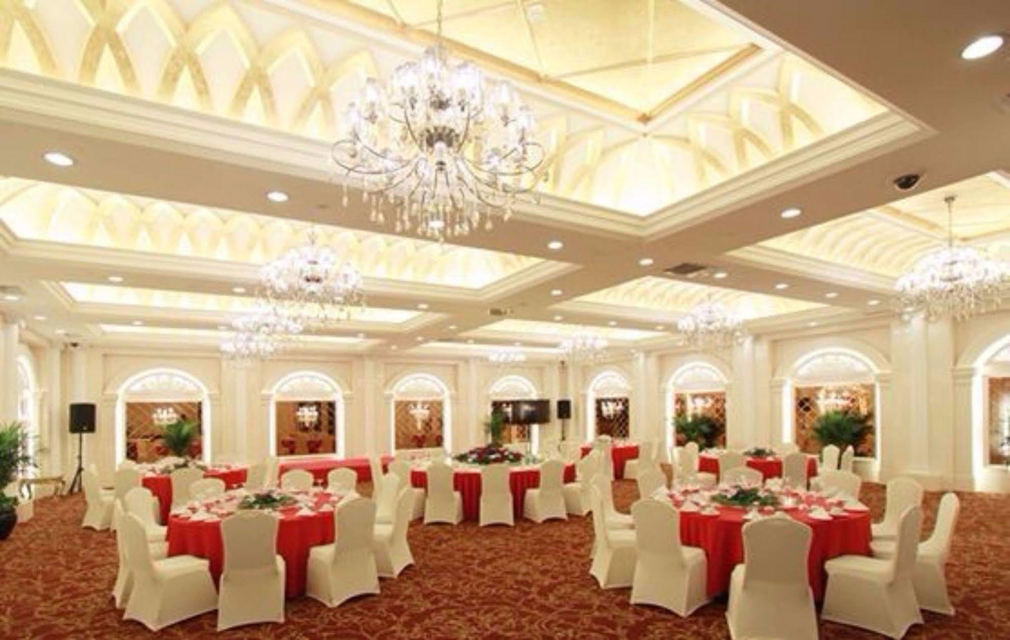 Luxemon Xinjiang Yindu Hotel 우루무치 외부 사진